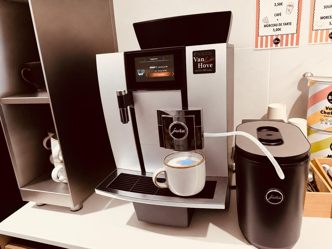 Machine à café Jura Giga X3c GII posée sur comptoir