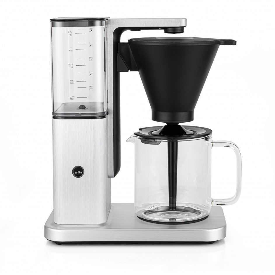 Cafetière filtre Wilfa Zense Alux en aluminium avec verseuse en verre et réservoir d’eau amovible.