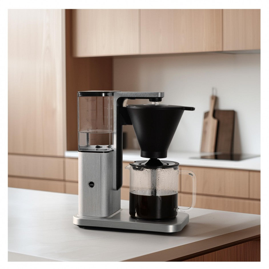 Cafetière filtre Wilfa Zense Alux en aluminum sur ilot de cuisine 