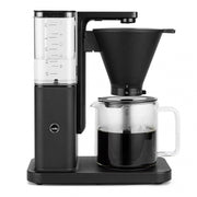 Cafetière filtre Wilfa Zense Alux noir avec verseuse en verre et réservoir d’eau amovible.
