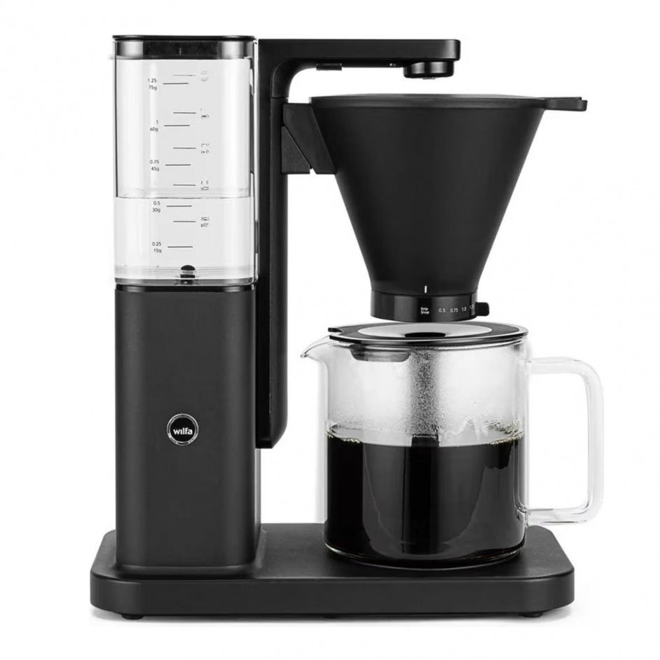Cafetière filtre Wilfa Zense Alux noir avec verseuse en verre et réservoir d’eau amovible.