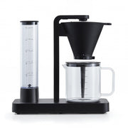 Cafetière filtre électrique Wilfa Performance noire avec verseuse en verre et réservoir d’eau amovible.