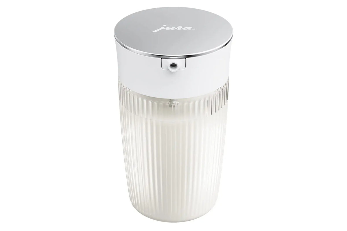 Carafe à lait JURA pour lait et boissons végétales remplie.