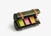 Coffret Douceur Dammann Frères en métal kaki avec trois mini-boîtes d’infusions et un infuseur.