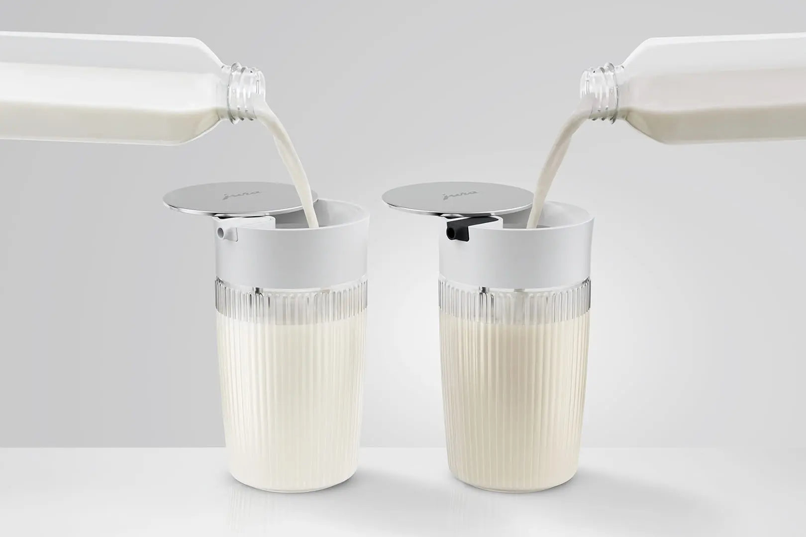 Deux Carafes à lait JURA pour lait et boissons végétales