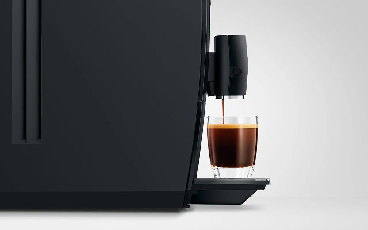 Jura A8 piano black écoulement d'un café expresso