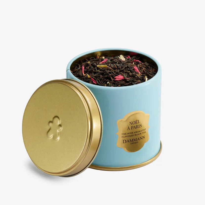 Boîte métallique de thé noir Noël à Paris Dammann Frères, 100 g, aux notes de cerise, d’amande et de pain d’épices.