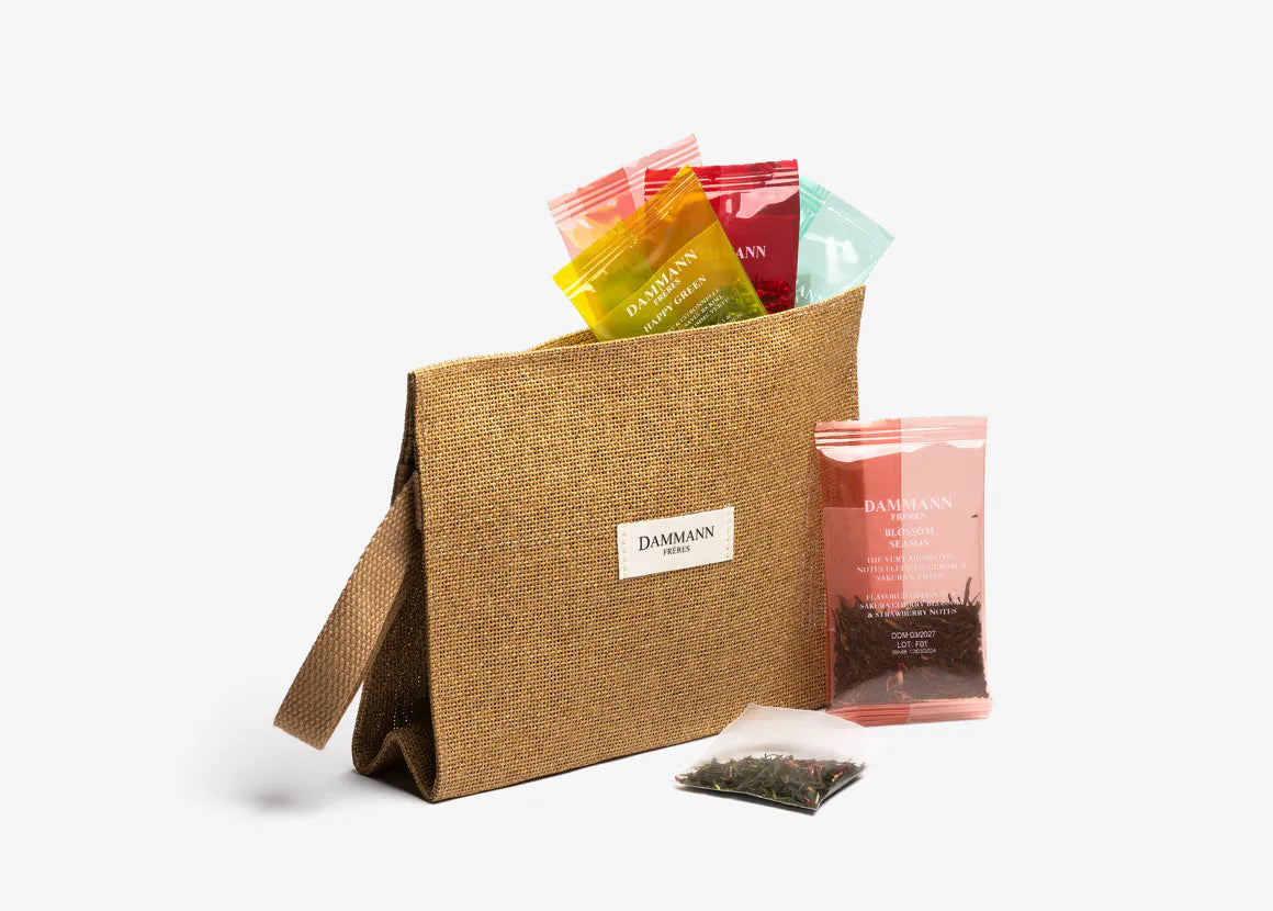 Pochette en papier tressé contenant 16 sachets de thé glacé aux 8 saveurs