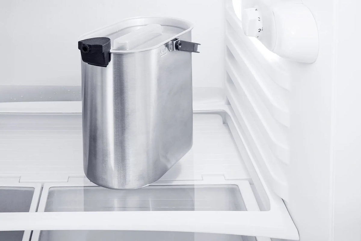 Refroidisseur à lait JURA Cool Control 2,5 L noir pour machine à café professionnelle dans frigo de cuisine.