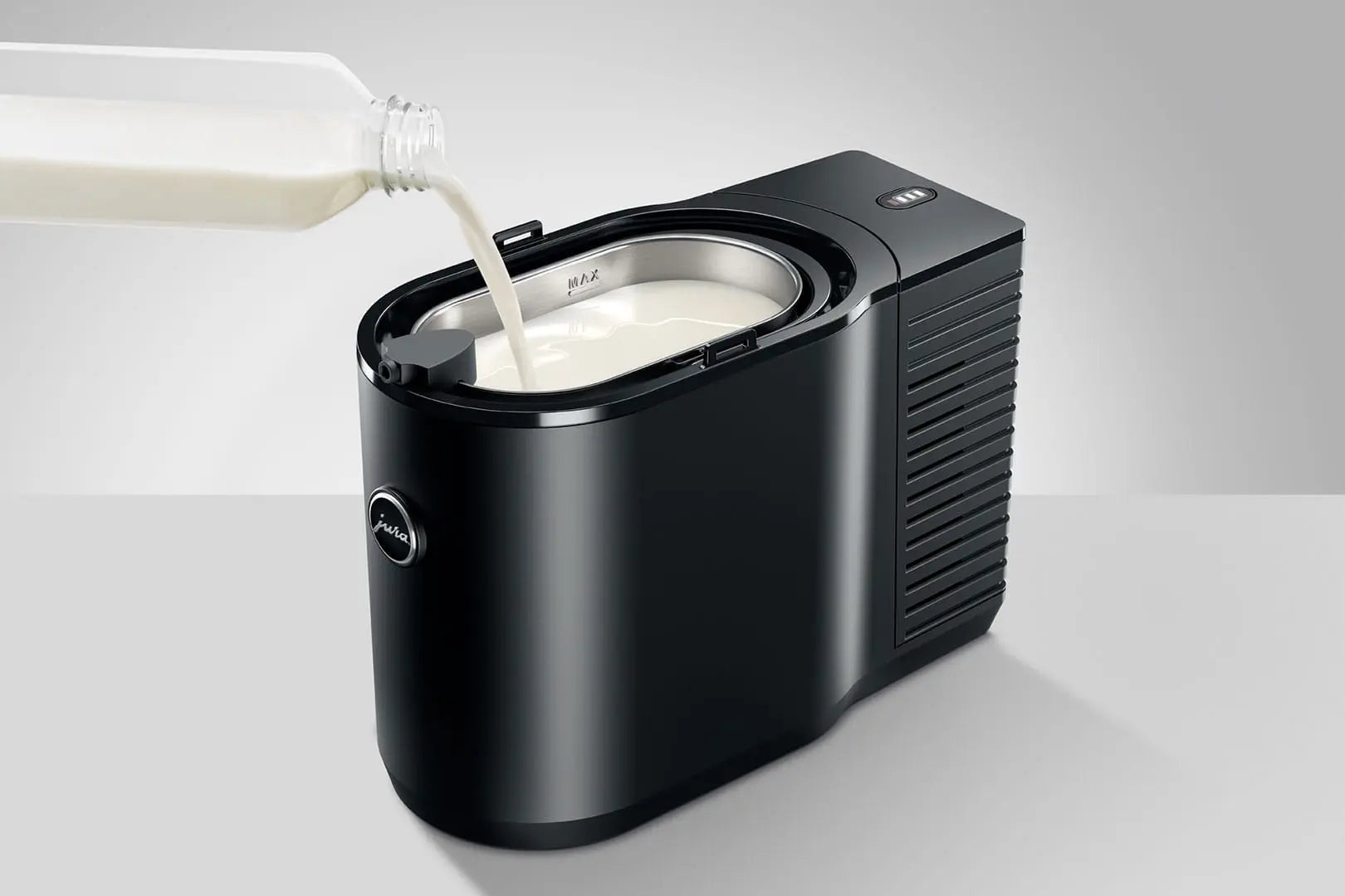 Refroidisseur à lait JURA Cool Control 2,5 L noir pour machine à café professionnelle. Ajout du lait.
