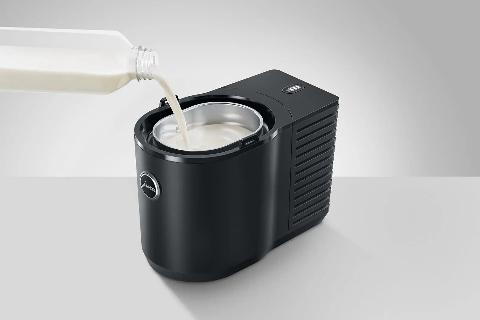 Refroidisseur à lait JURA Cool Control (EB) 1 L noir. Ajout du lait.