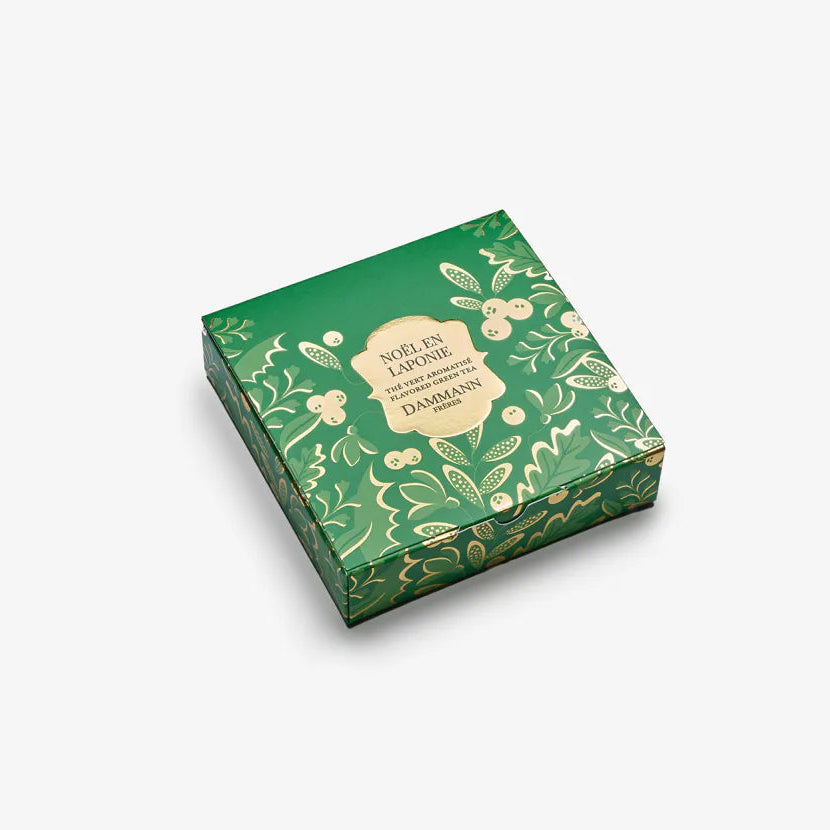 Étui Noël en Laponie Dammann Frères décoré d’un motif hivernal, contenant 6 sachets de thé vert aromatisé.
