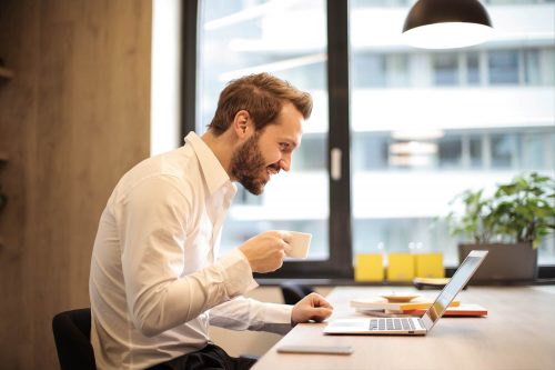 Jeune homme au bureau avec un café Van Hove