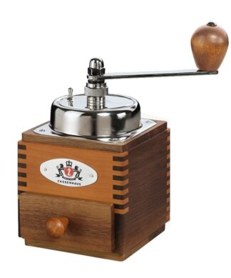 Moulu à la main, le parfum du café frais se répand rapidement dans toute la maison, réveillant les lève-tard avec la promesse de bonnes choses à venir. Les grains fraîchement moulus conservent une saveur et un arôme uniques (perdus par les variétés pré-moulues) qui améliorent le plaisir de chaque tasse.