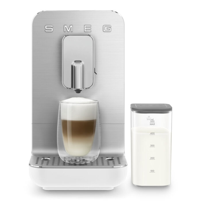 Machine à café SMEG couleur blanc entièrement automatique avec système de lait intégré