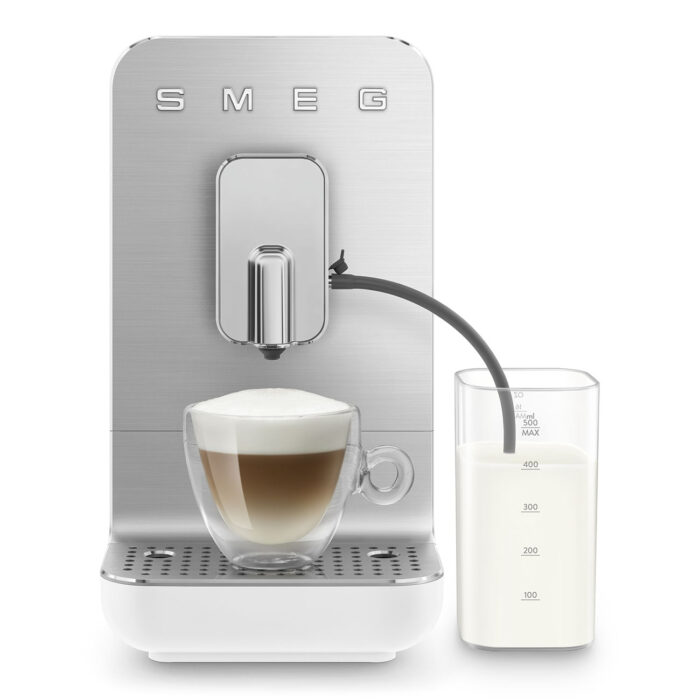 Machine à café SMEG couleur blanc entièrement automatique avec système de lait intégré
