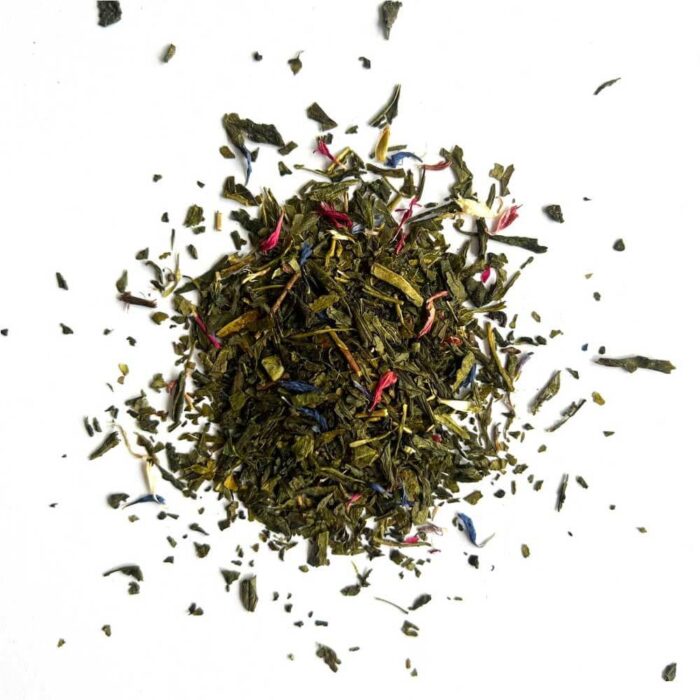 Le thé L'Ôriental est un thé vert Sencha mêlé aux arômes de fruit de la passion, de pêche de vigne et de fraise des bois.