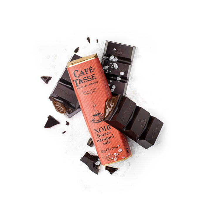 Barre de chocolat noir fourrée caramel salé Café Tasse
