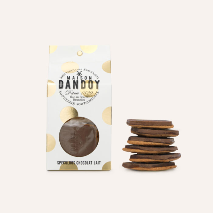Biscuit speculoos traditionnel nappé de chocolat au lait bio, présenté dans une élégante boîte signée Maison Dandoy.