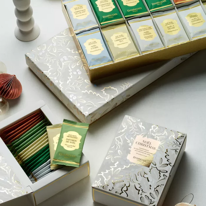 mise en scene du Coffret 20 sachets, Assortiment de Noël 2025 Dammann Frères